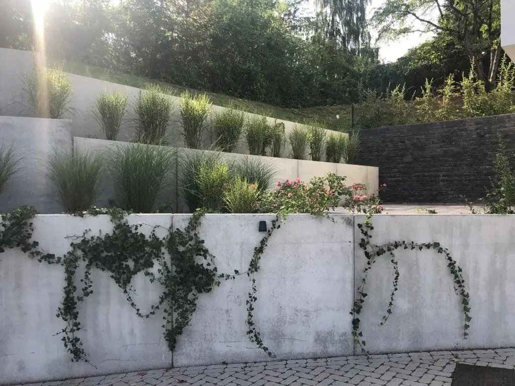 Murs de soutènement avec parterre de fleurs