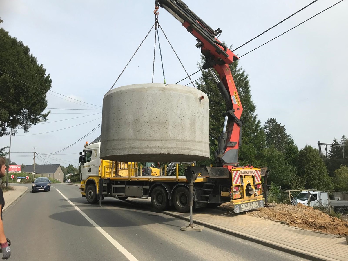 Une citerne est soutenue dans les airs par le biais d'un camion grue